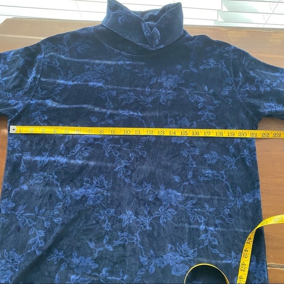 2. Floral Velour Turtleneck Shirt By Jones New York Size M - Picture 7 of 11